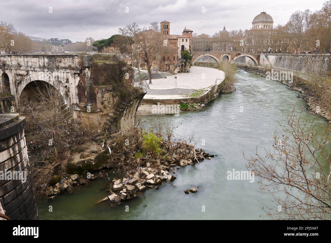 L'isola Tevere con le rovine di un ponte romano a Roma Foto Stock