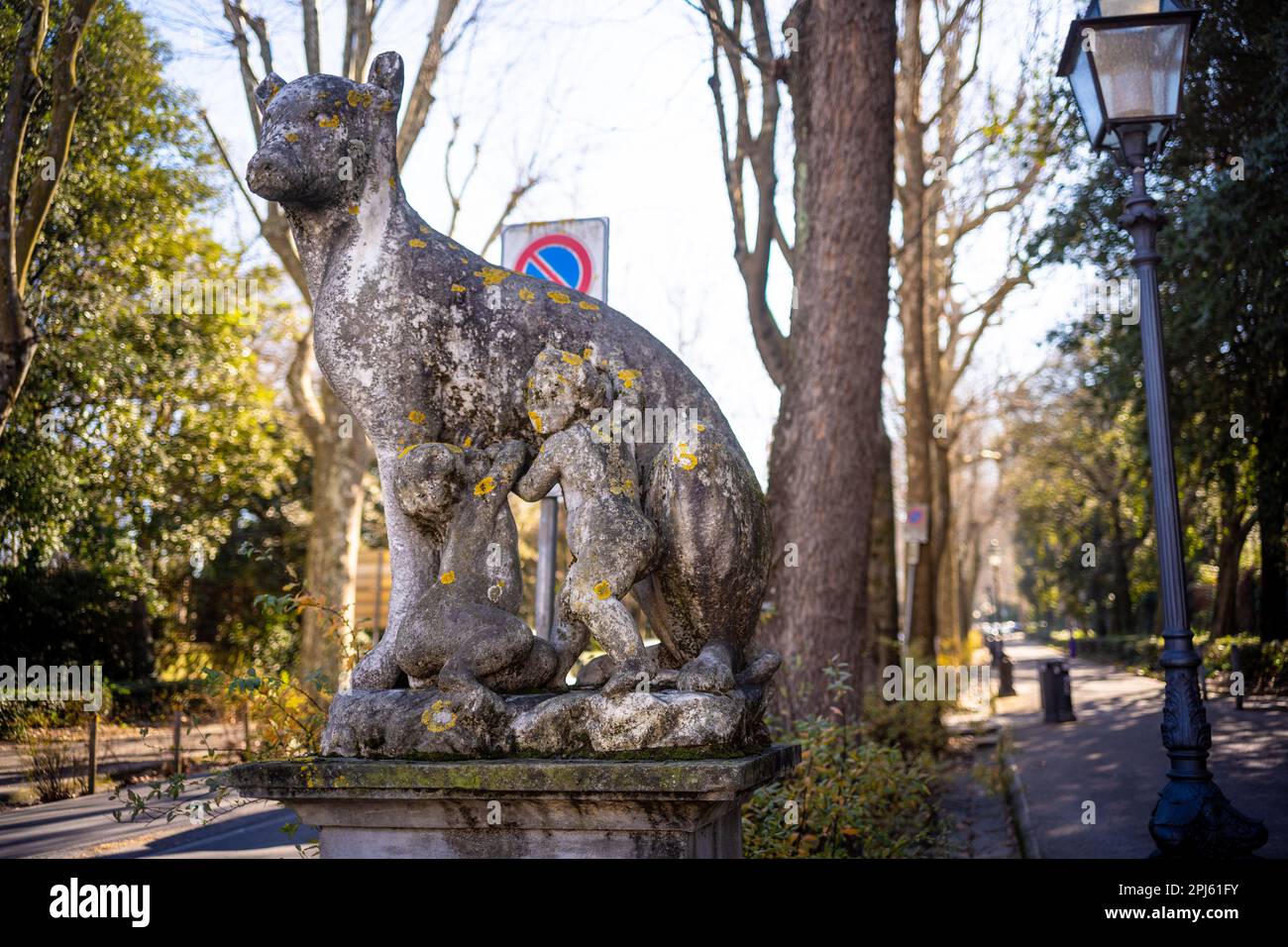 Statue all'inizio di Viale Machiavelli vicino alla porta Romano nell'Oltrarno, Firenze Foto Stock