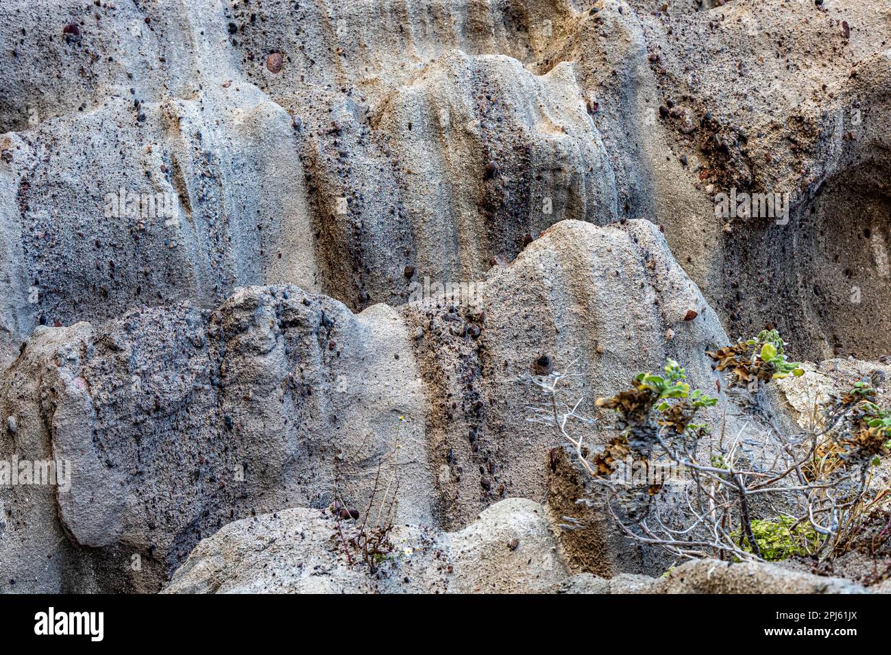 Primo piano della formazione di rocce sabbiose a Cerro de la Calavera, parete sul pendio di un massiccio roccioso con struttura irregolare ed erosioni causate dal passaggio di tim Foto Stock