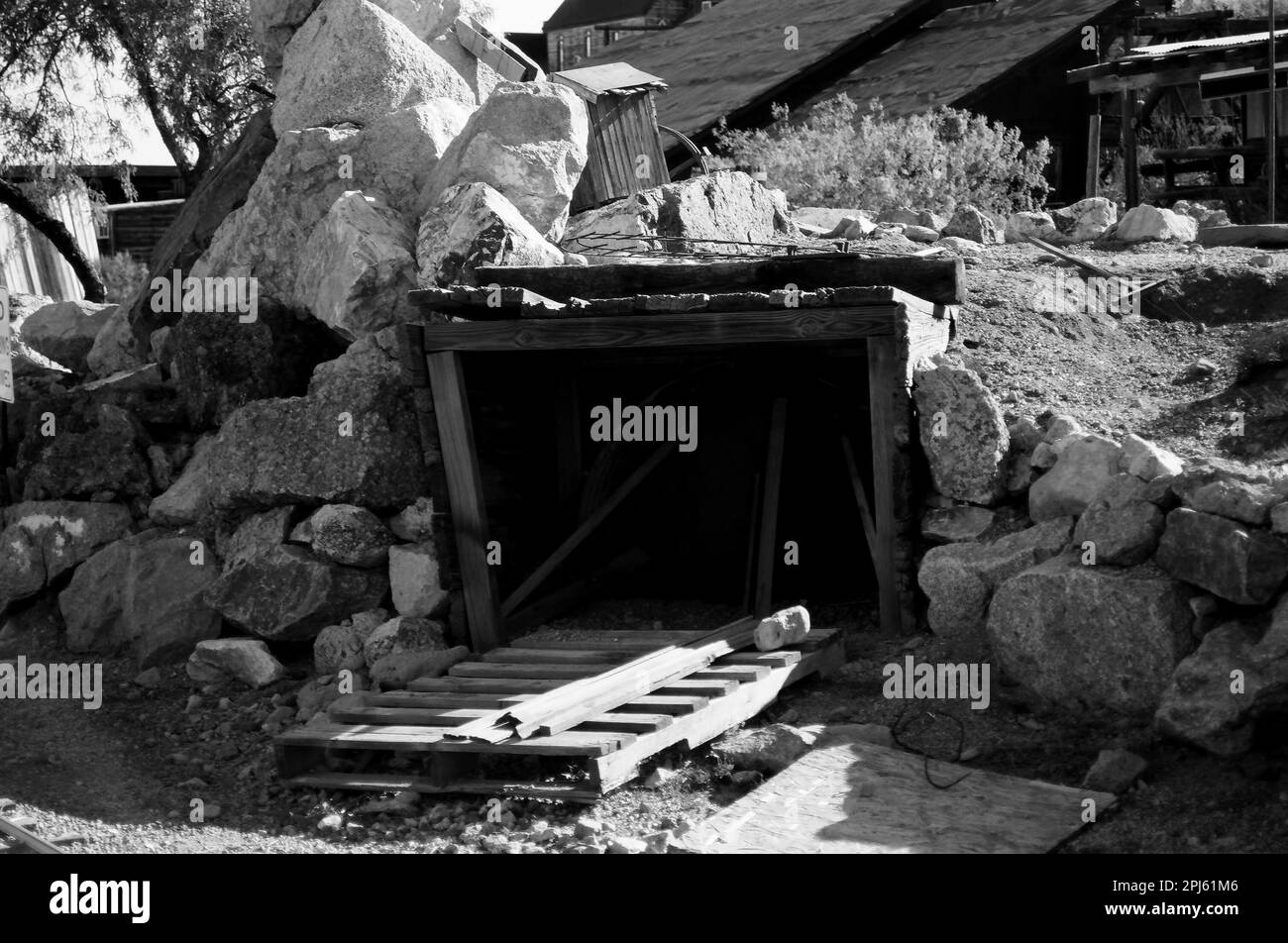 Vecchia miniera derelict entrata che va sotterraneo profondo Foto Stock