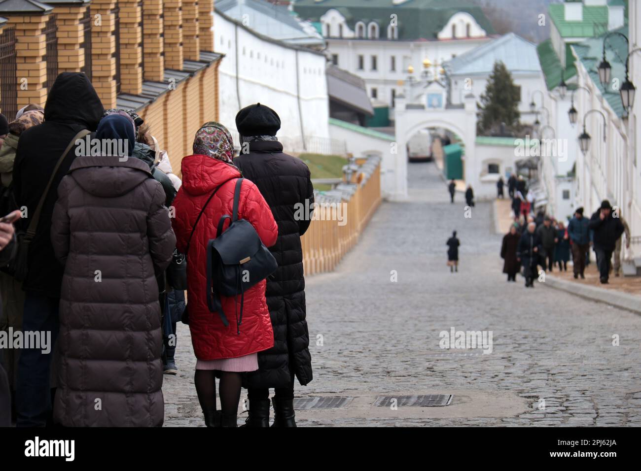 KIEV, UCRAINA - 31 MARZO 2023 - le persone sono viste nei locali del Kyiv-Pechersk Lavra, Kiev, 31 marzo 2023. Il 29 marzo, i sacerdoti dell'Ukr Foto Stock
