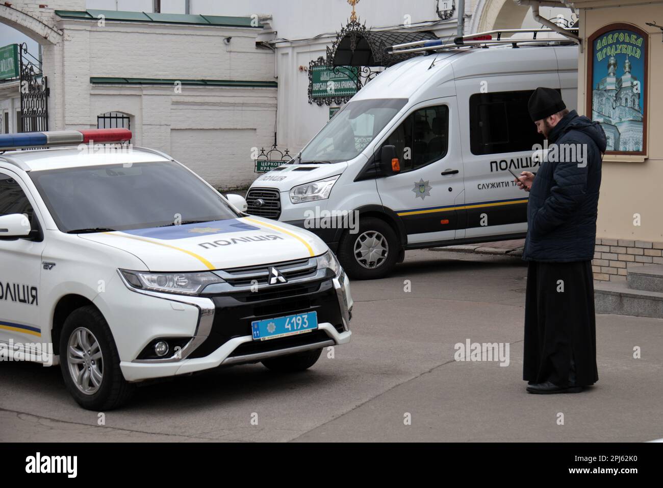 KIEV, UCRAINA - 31 MARZO 2023 - le auto della polizia di pattuglia sono parcheggiate fuori dalla Lavra di Kyiv-Pechersk, Kiev, 31 marzo 2023. Il 29 marzo, sacerdoti dell'Ukra Foto Stock