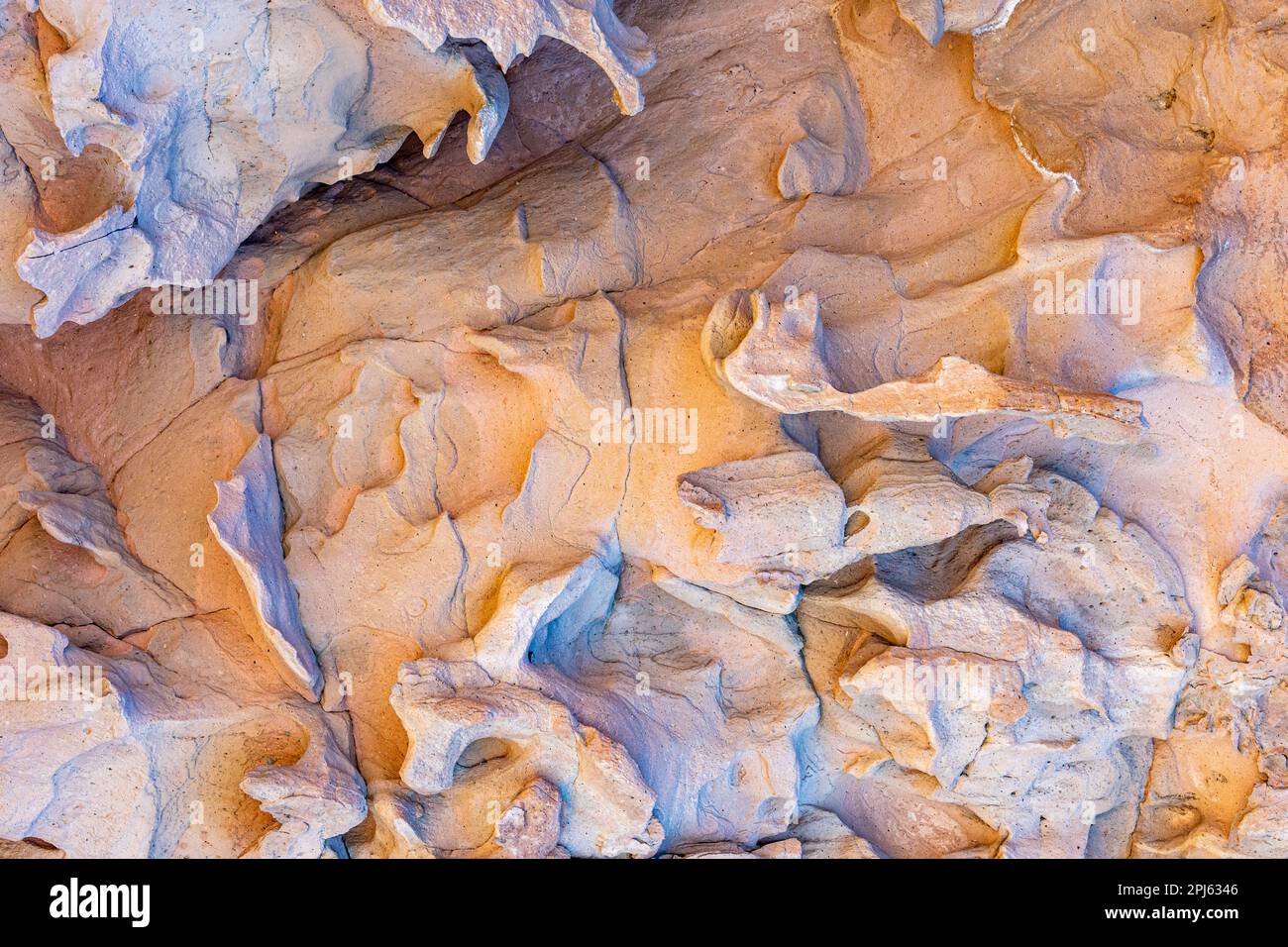 Primo piano del muro di massiccio roccioso nel Cerro de la Calavera, formazione rocciosa a struttura irregolare, scanalature ed erosioni causate dal passaggio del tempo, s Foto Stock