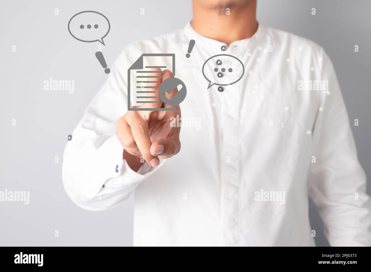 Uomo d'affari che tocca l'icona della lista di controllo del documento. Ricerca e gestione dei file di database dei documenti. Concetto di sistema di gestione dei documenti. Foto Stock