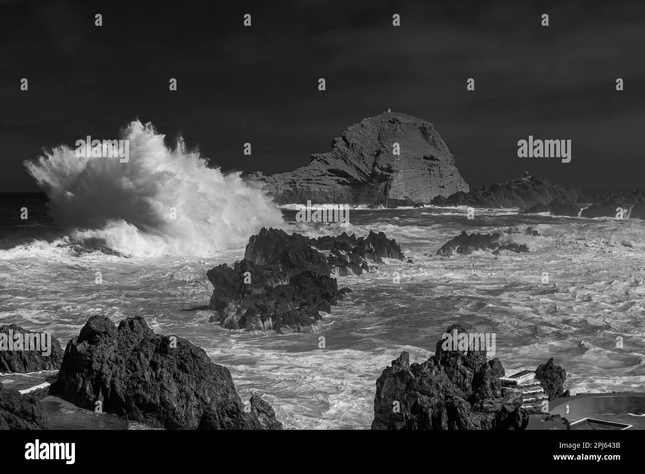 Onde enormi si rompono sulla riva di Porto Moniz. Implementazione in bianco e nero Foto Stock