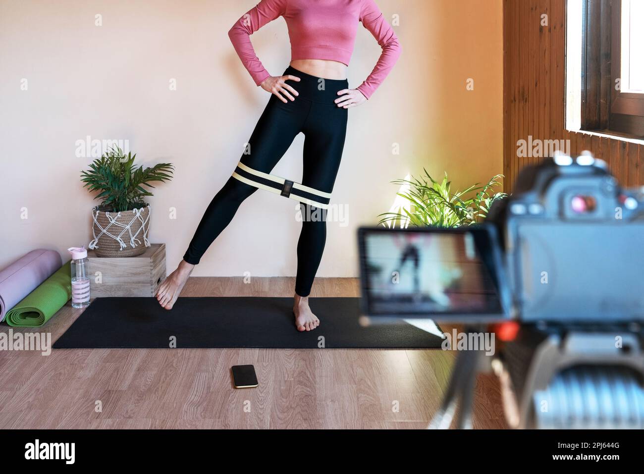 Istruttore di fitness femminile che mostra l'esercizio fisico per le gambe. Foto Stock