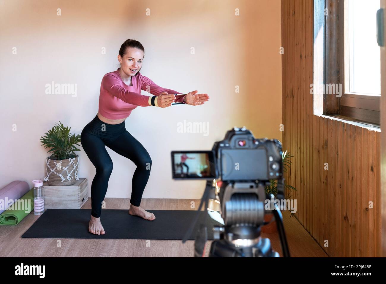 Donna fitness che registra se stessa video durante l'allenamento. Foto Stock