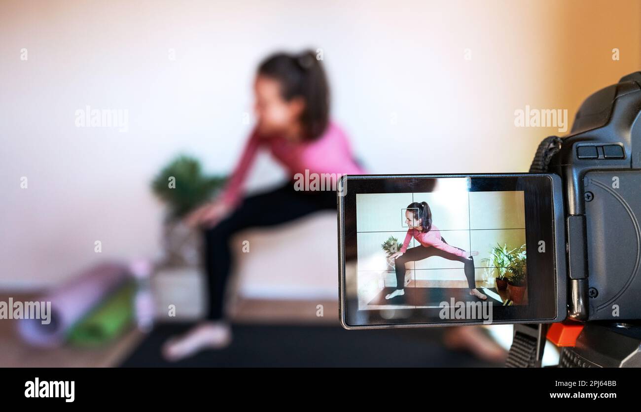 Istruttore di fitness che registra la guida all'allenamento. Foto Stock