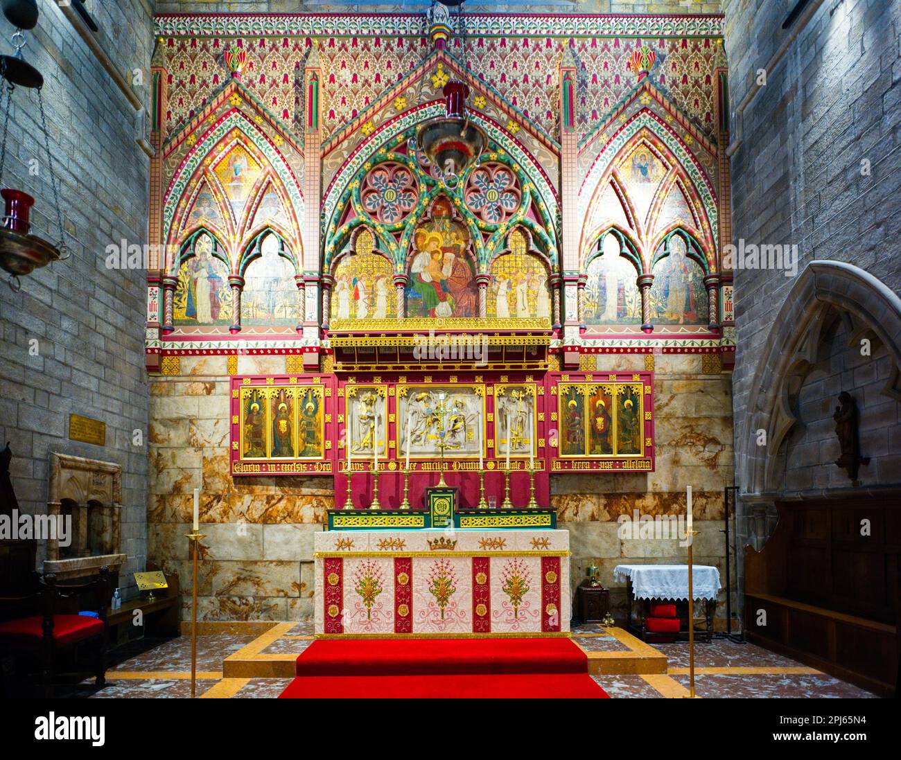 L'altare e le mura molto decorate a San Martini sulla collina di Scarborough Foto Stock