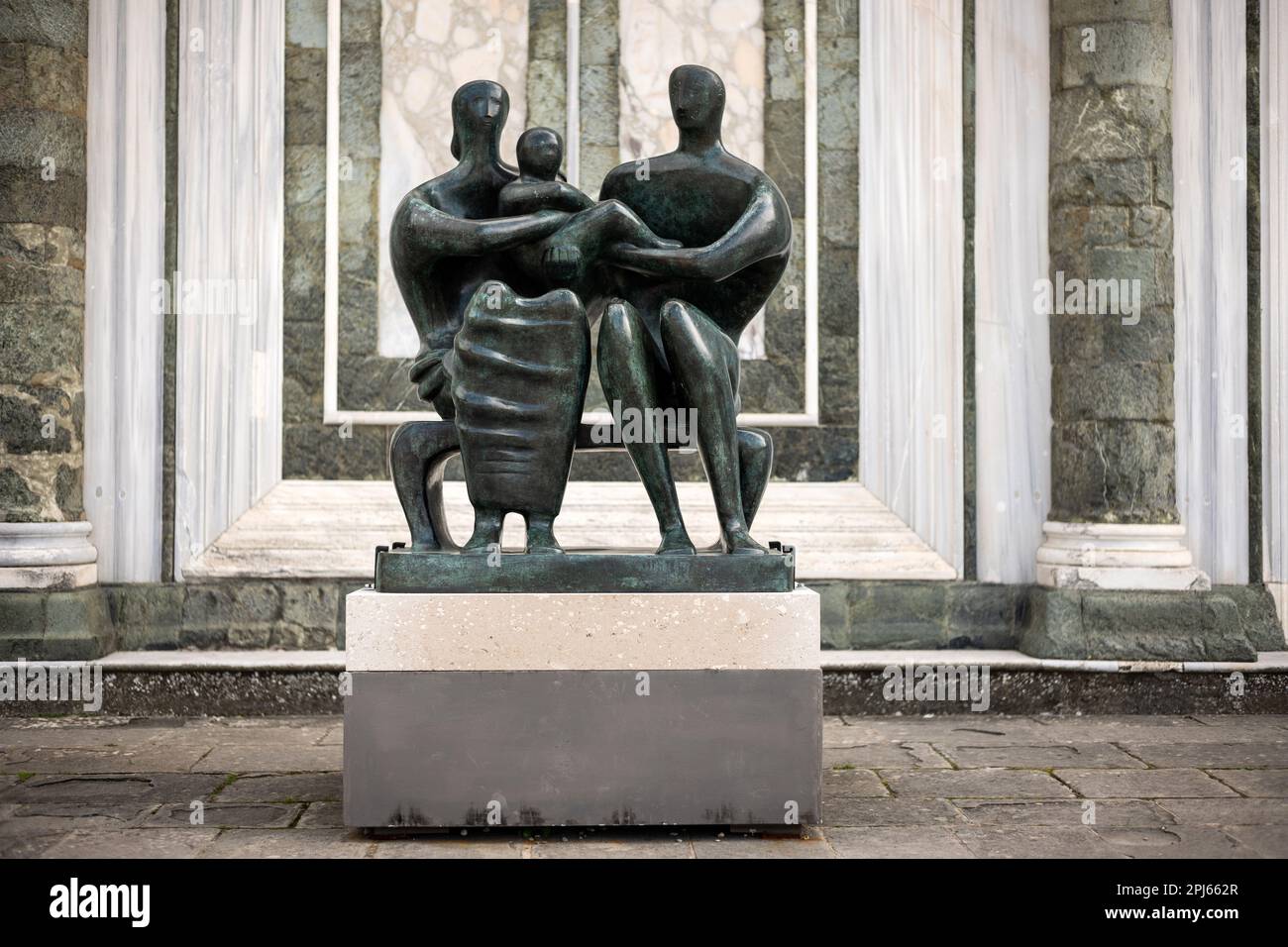 Mostra temporanea di una scultura Henry Moore, Gruppo Famiglia (1948-49), di fronte all'Abbazia di San Miniato al Monte, Firenze Foto Stock