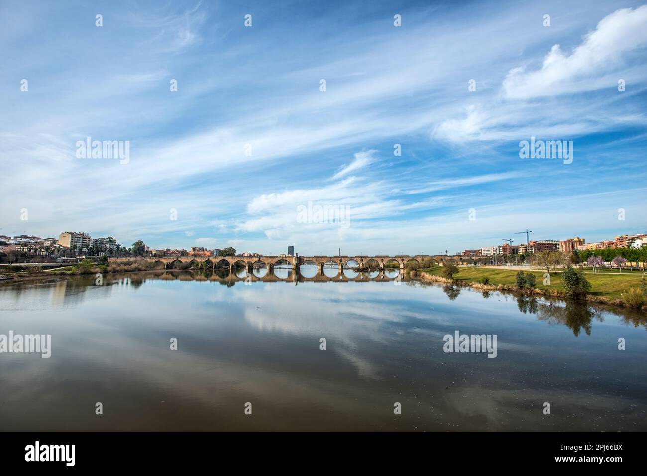 Parco sulle rive del fiume Guadiana in Badajoz Foto Stock