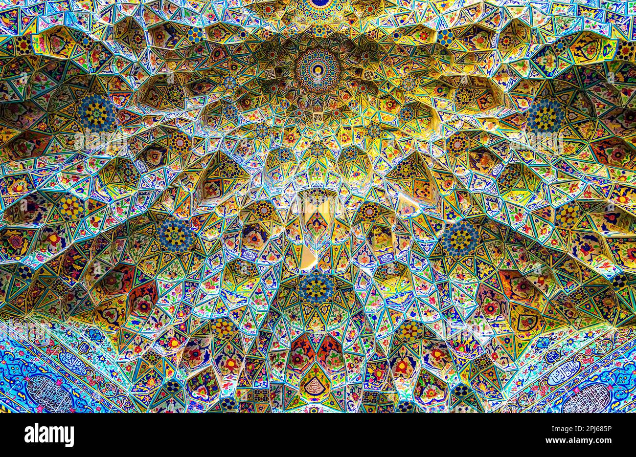 Interni geometrici e arte del mosaico nella moschea Atiq di Shiraz, Iran Foto Stock