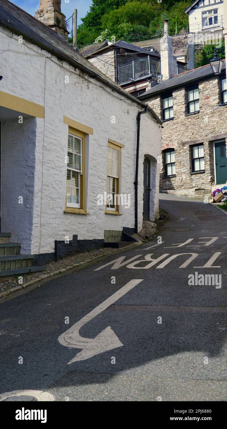 Looe, Cornovaglia, Inghilterra, 06 luglio 2022: Ristoranti, pub e negozi soddisfano i numerosi turisti che visitano questo pittoresco estuario e porto della Cornovaglia. Foto Stock