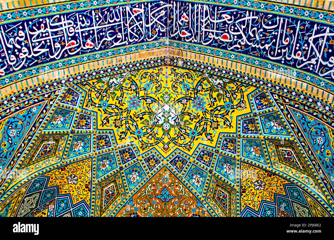 Volta, colorati mosaici del soffitto e calligrafia araba nella moschea nell'Isfahan Iran Foto Stock