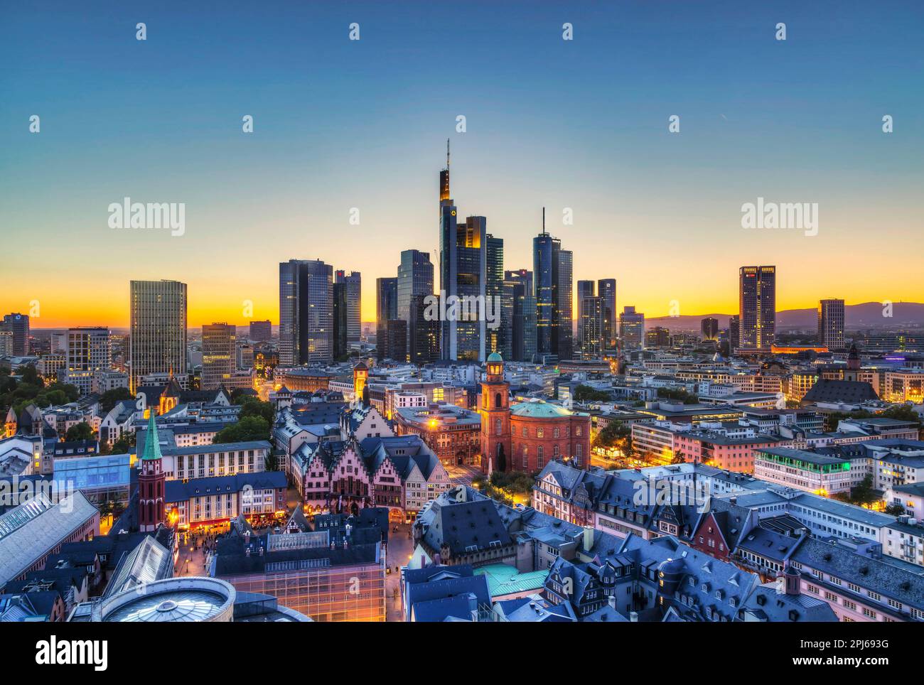 Vista del quartiere bancario con la città vecchia, Roemer e Paulskirche, Francoforte sul meno, Assia, Germania Foto Stock