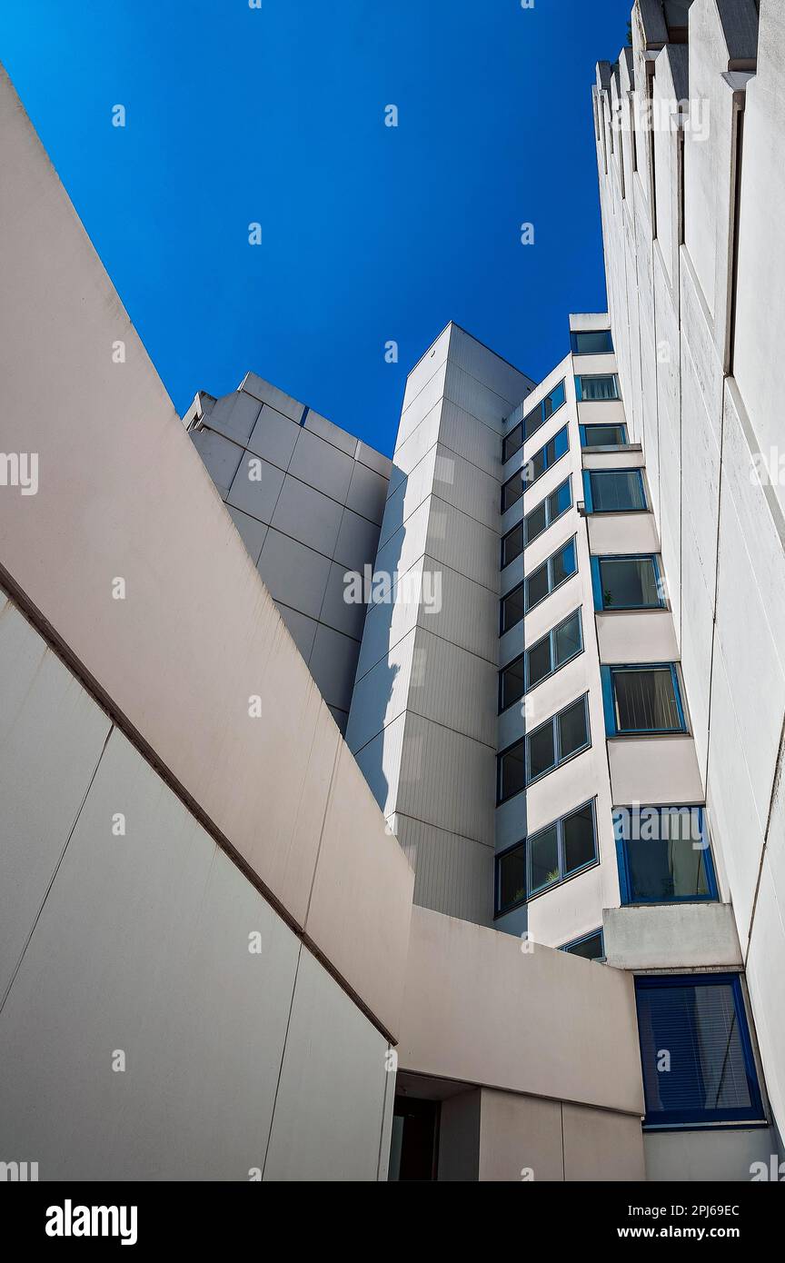 Pareti in cemento grigio, alto edificio nell'ex Villaggio Olimpico di Monaco, Baviera, Germania Foto Stock