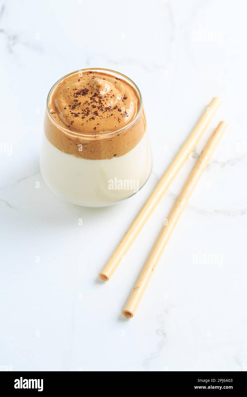 Caffè Dalgona. Bevanda di tendenza cremosa e soffice ghiacciata con schiuma di caffè e latte Foto Stock
