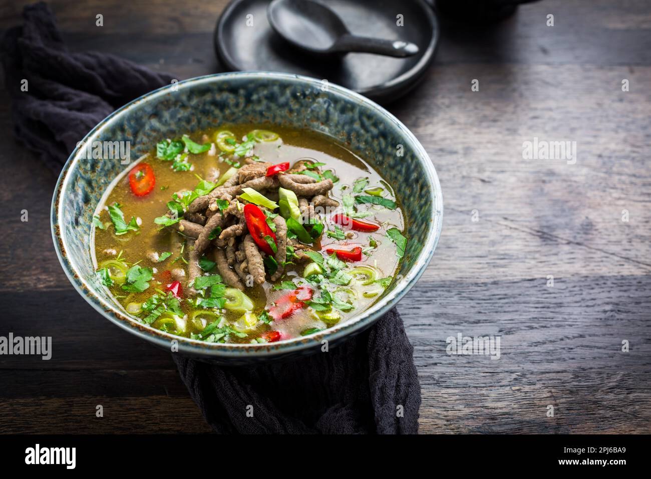 Zuppa di gnocchi di fegato tedesco con cipolla e verdure su fondo scuro Foto Stock