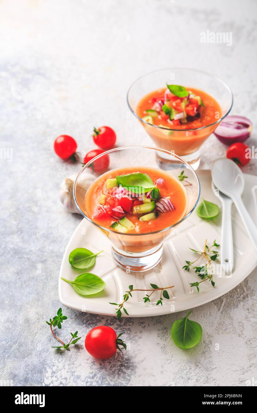 Spanisch Gazpacho fatto in casa - zuppa di verdure fredde con ingredienti, rinfrescante e fresco Foto Stock
