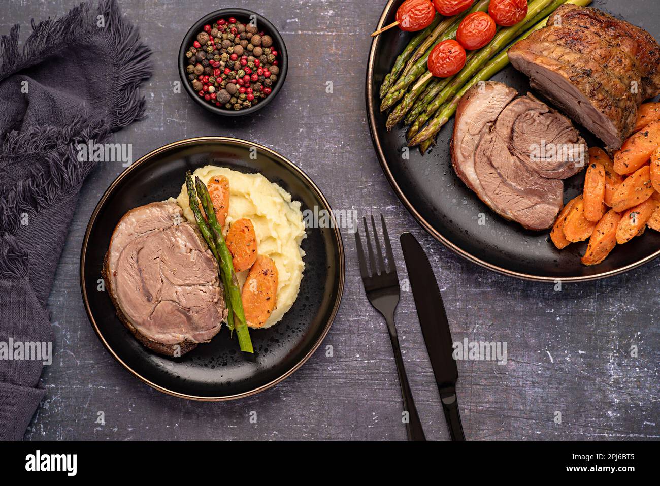 Fotografia alimentare di agnello arrosto, carota, asparagi, pomodoro, condimento, pepe Foto Stock