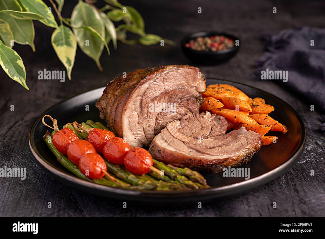 Fotografia alimentare di agnello arrosto, carota, asparagi, pomodoro, condimento, pepe, pranzo, cena Foto Stock