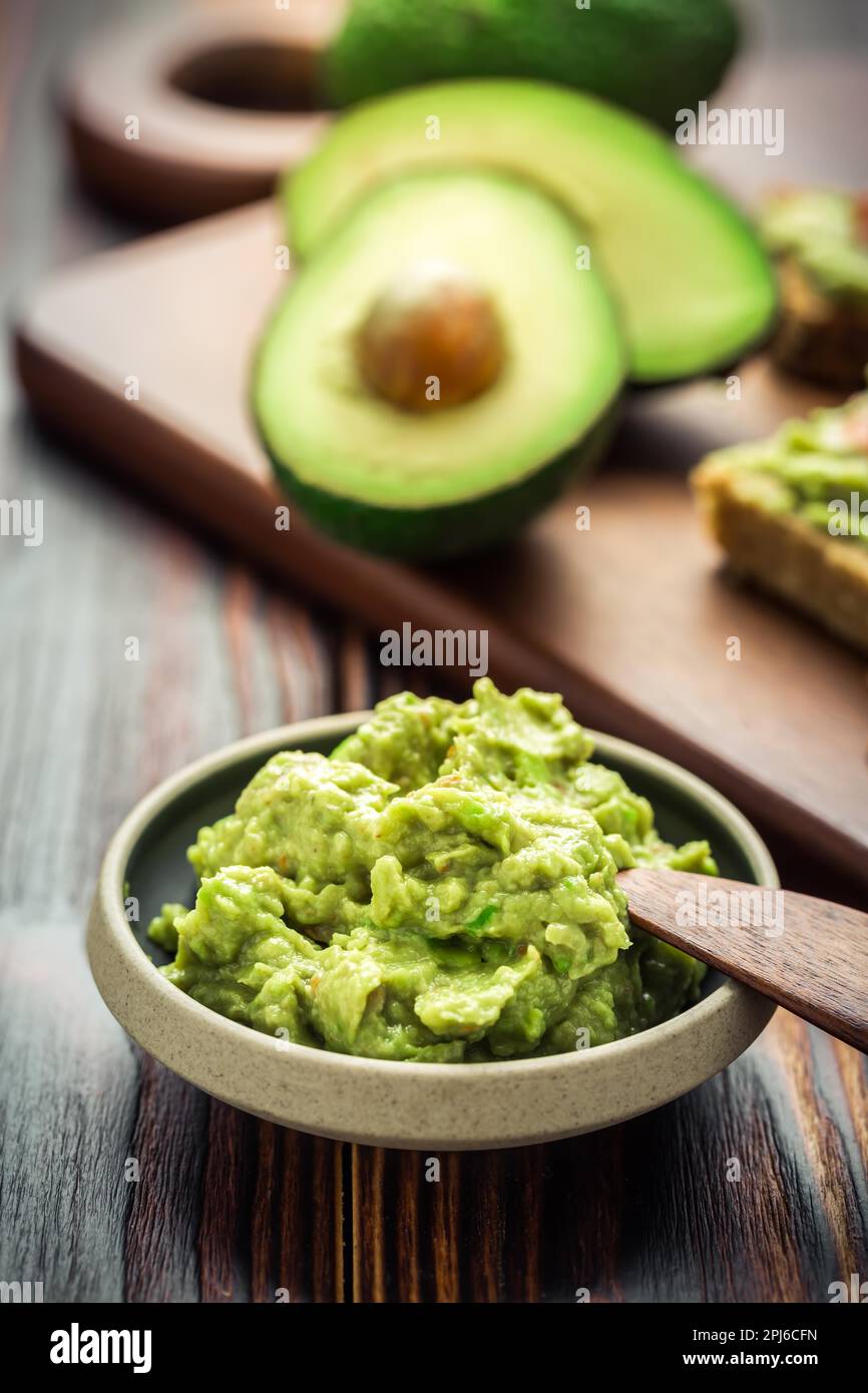 Guacamole immergere o spalmare su tavolo da cucina in legno Foto Stock