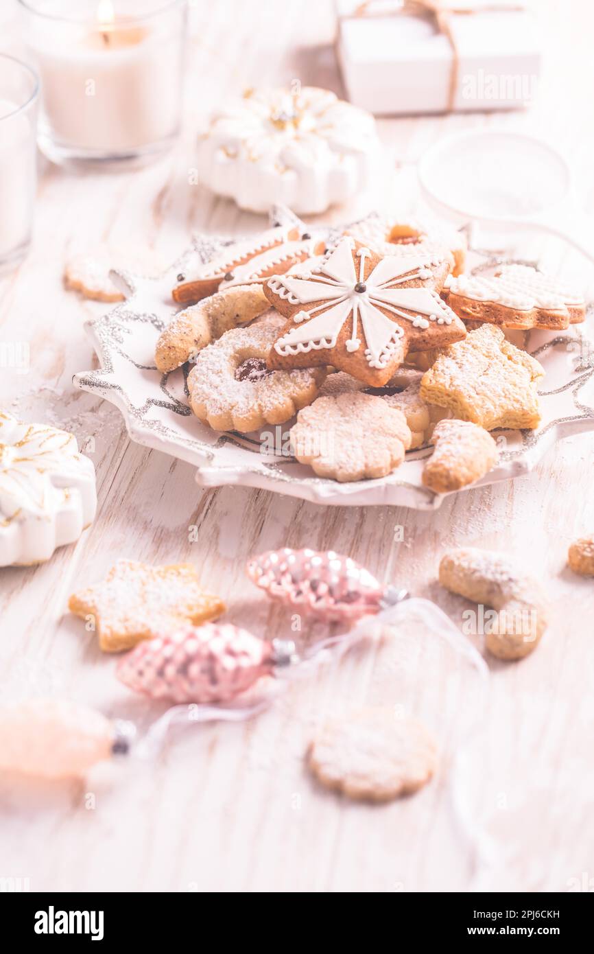 Pan di zenzero di Natale fatto in casa e biscotti con palle di Natale e ornamenti Foto Stock