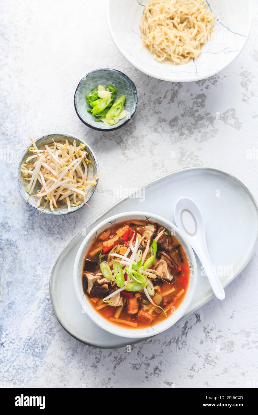 Zuppa asiatica con funghi shiitake, spaghetti, verdure e germogli di bambù Foto Stock