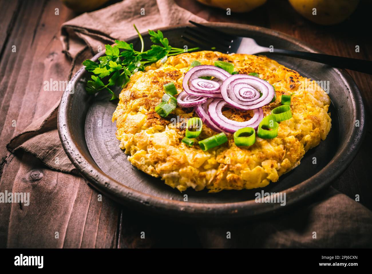 Tortilla - frittata spagnola con patate e cipolle su sfondo di legno Foto Stock