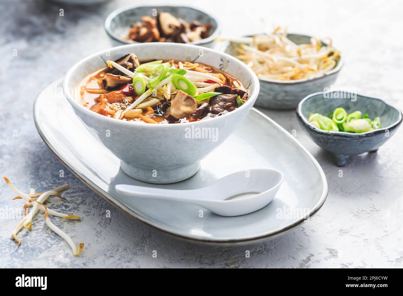 Zuppa asiatica con funghi shiitake, spaghetti, verdure e germogli di bambù Foto Stock