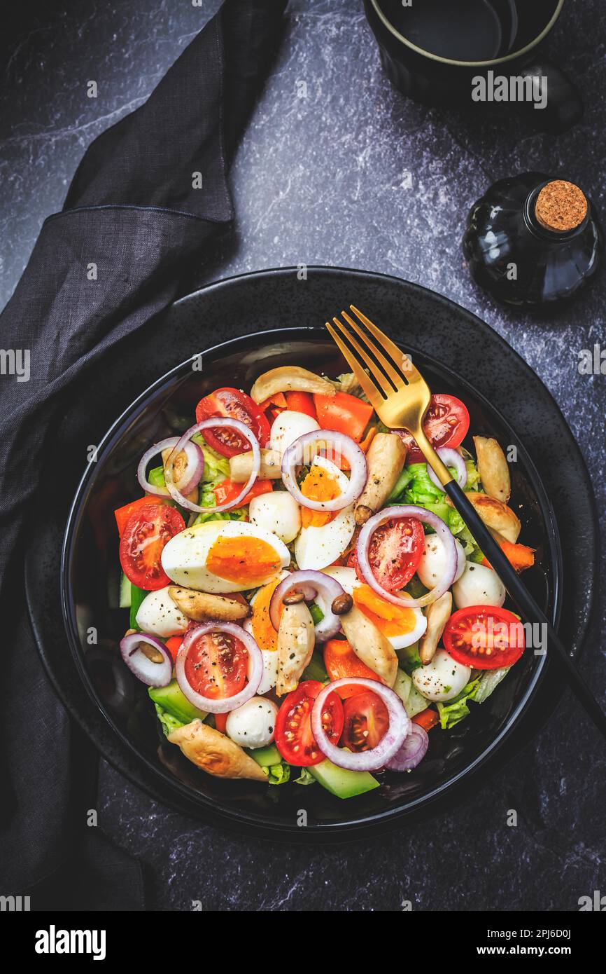 Insalata mista con funghi arrosto, uova e mozzarella. Basso carb mangiare Foto Stock