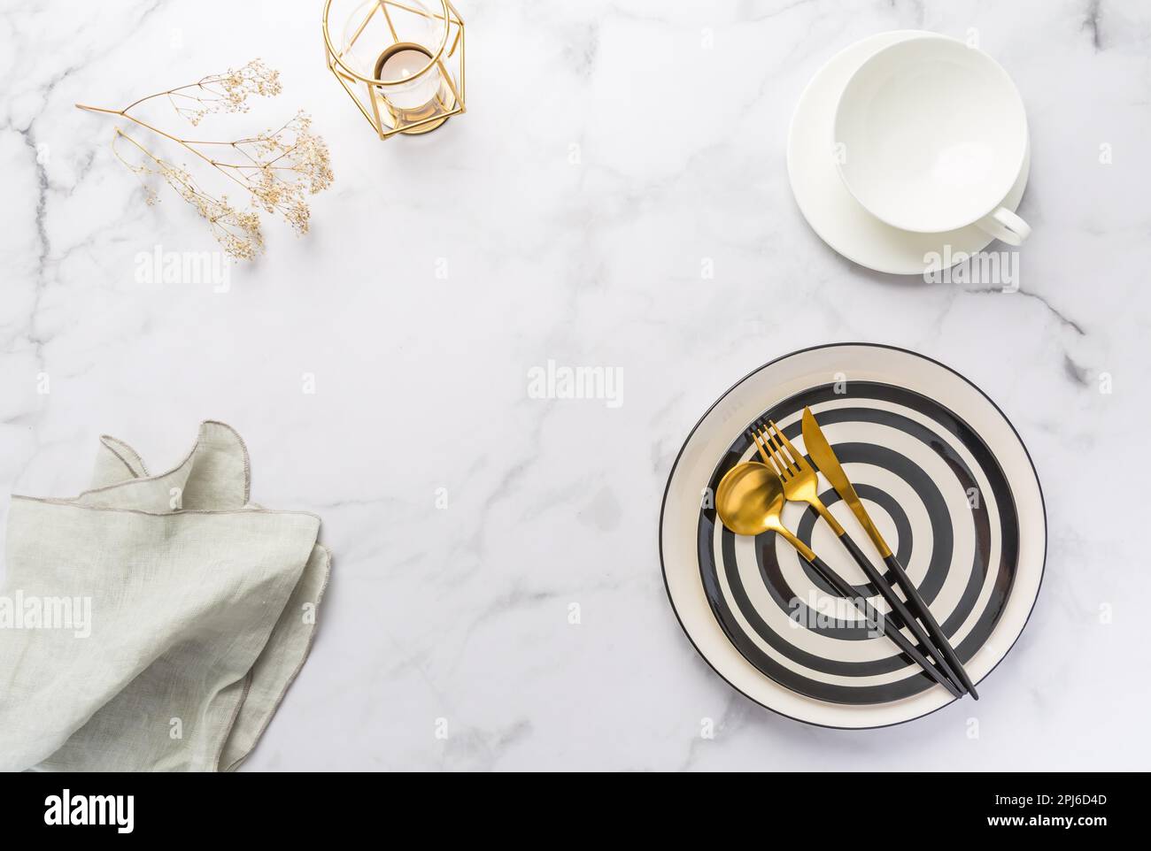 Immagine dei set di posate con piatto, tazza e candela. Tema di festa, luogo e tabella Foto Stock