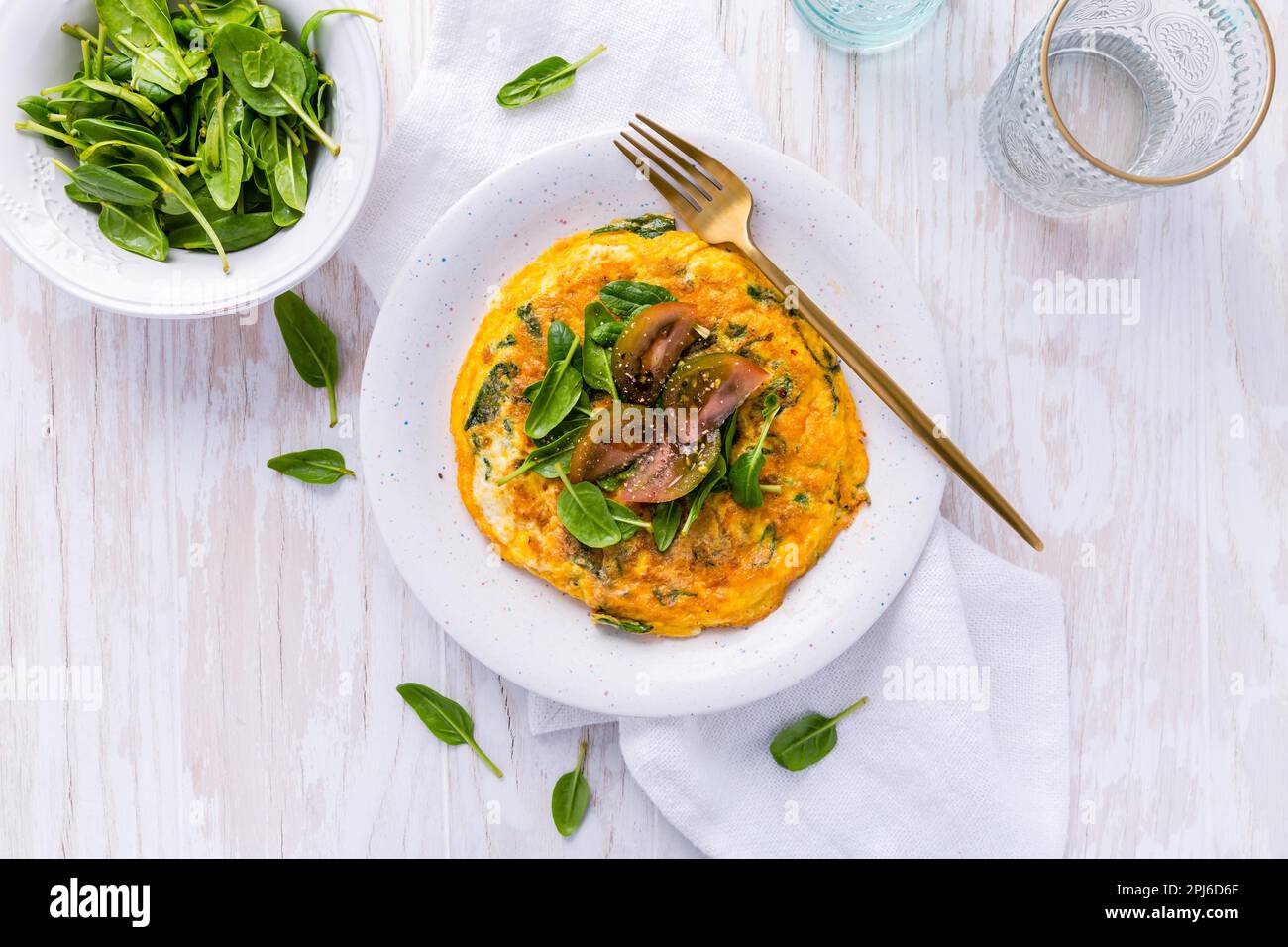 Cucina italiana - spinaci e feta fritatta. Omelette o quiche a base di uova Foto Stock