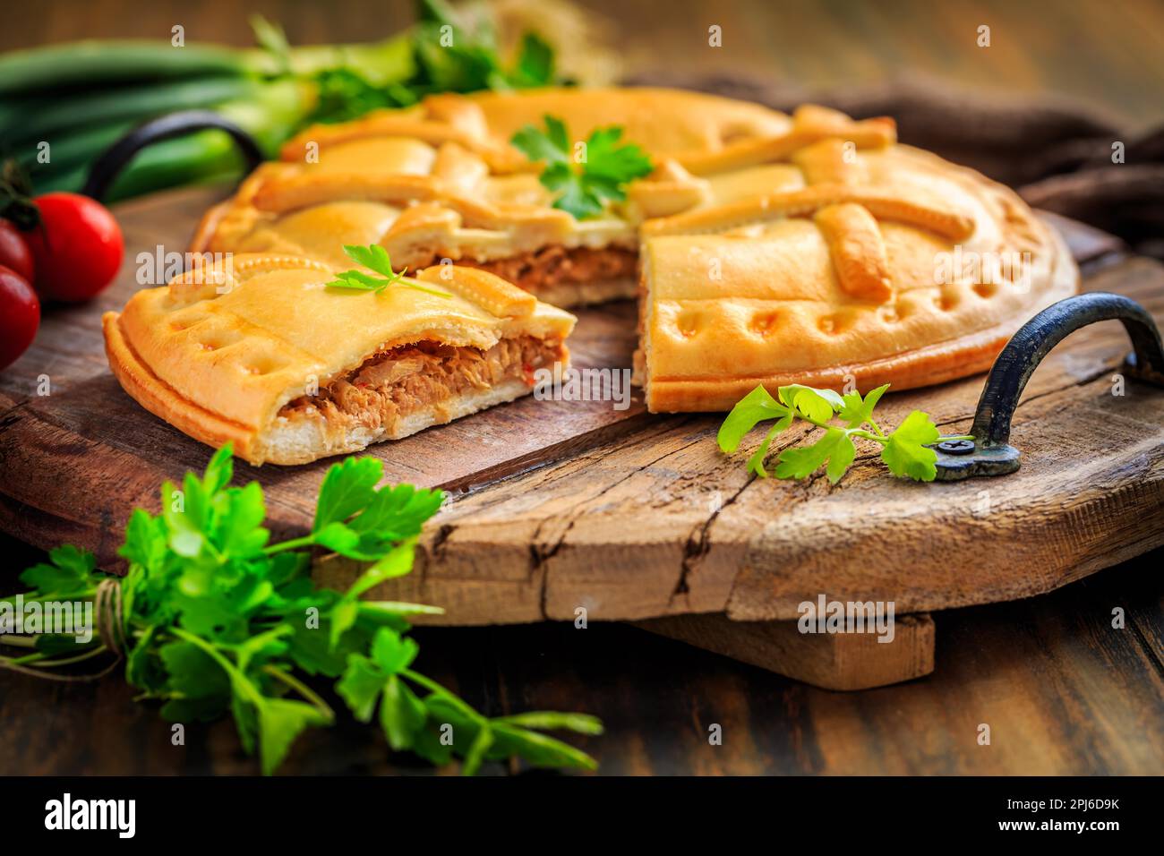 Empanada Gallega - torta tradizionale ripiena di tonno, cucina galiziana e spagnola. Crostata con tonno e verdure Foto Stock