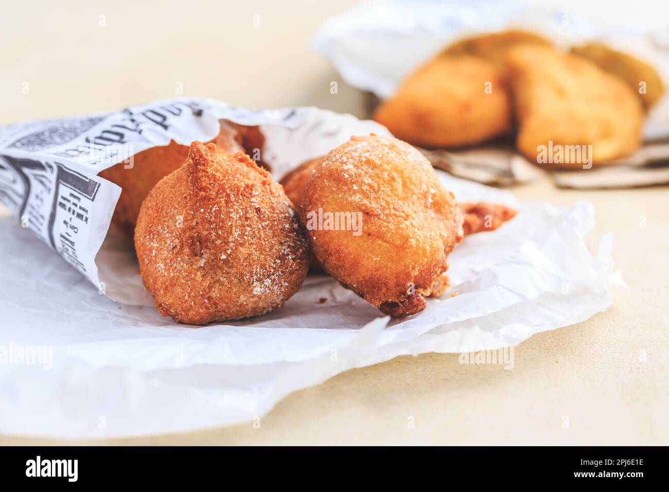 Finger food e Street food - palle di cagliata fritte Foto Stock