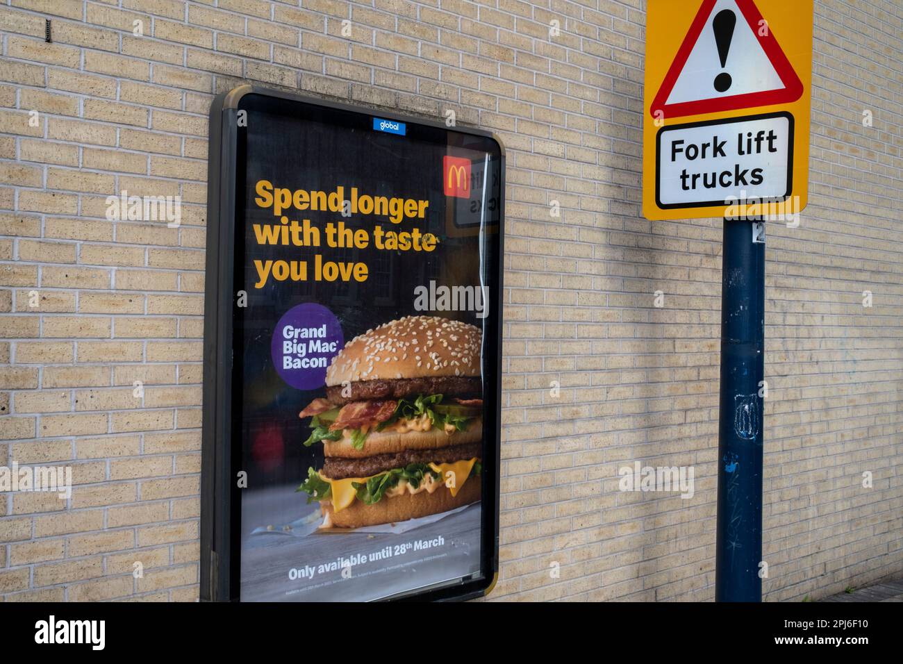 McDonalds doppio Big Mac Beef Burger poster pubblicitario il 2nd marzo 2023 a Birmingham, Regno Unito. Foto Stock