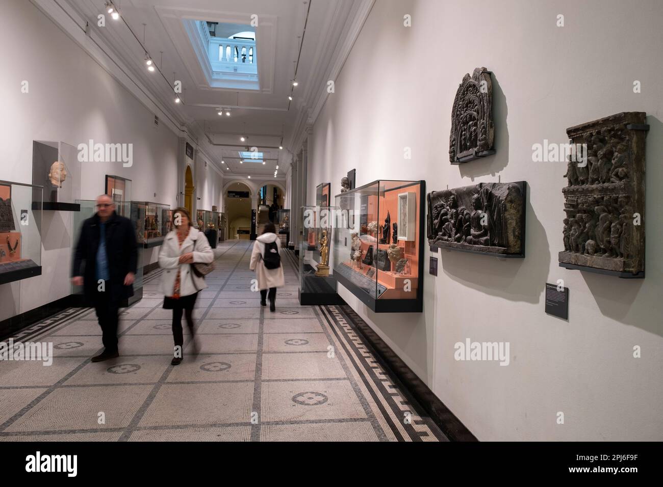 I visitatori della galleria dell'Asia meridionale al V&A aka Victoria and Albert Museum il 7th marzo 2023 a Londra, Regno Unito. Il Victoria and Albert Museum è noto come il più grande museo al mondo di arti applicate, arti decorative e design, con collezioni impareggiabili per portata e diversità. Oltre 3000 anni la collezione conserva manufatti provenienti da molte delle culture più ricche del mondo, tra cui ceramiche, mobili, moda, vetro, gioielli, metalli, fotografie, sculture, tessuti e dipinti. Foto Stock