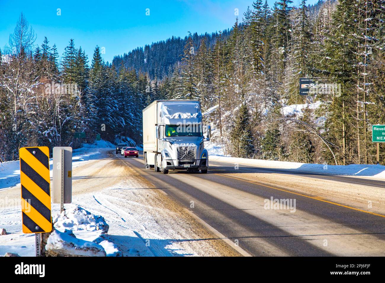 Camion sulla strada invernale Trans Canada Highway vicino a Revelstoke, British Columbia, Canada Foto Stock