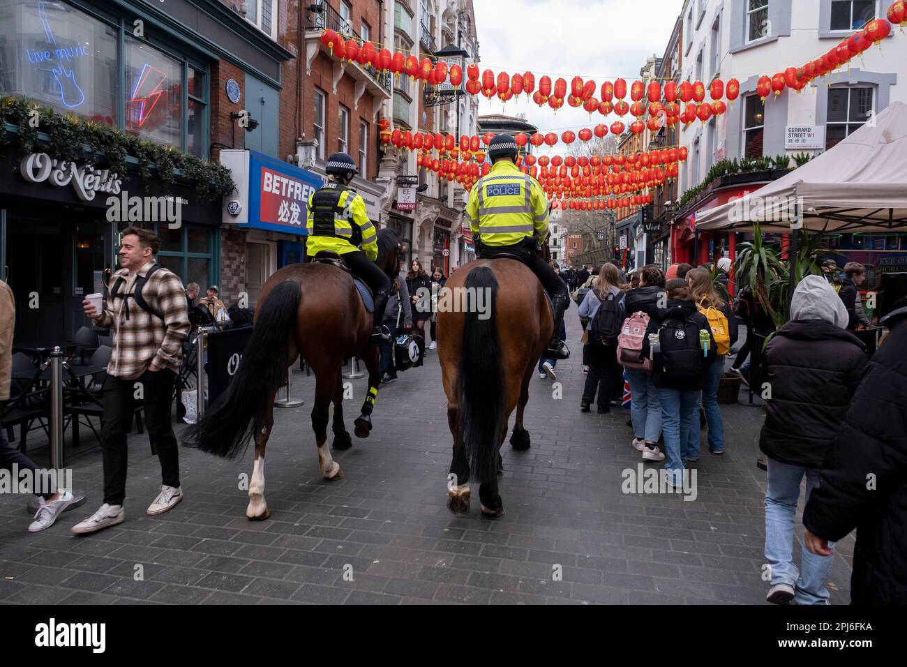 La polizia metropolitana montata in pattuglia a Chinatown il 27th marzo 2023 a Londra, Regno Unito. Le statistiche mostrano che la maggior parte del tempo che la polizia metropolitana ha montato Branch spendere la maggior parte del loro tempo pattugliando in contrasto con trattare le edizioni di ordine pubblico. Il Metropolitan Police Service, precedentemente e ancora comunemente noto come Metropolitan Police, è la polizia territoriale responsabile della prevenzione della criminalità e delle forze dell'ordine nella Grande Londra. Il Met è stato recentemente messo in misure speciali in seguito alle critiche per la sua scarsa prestazione. Foto Stock