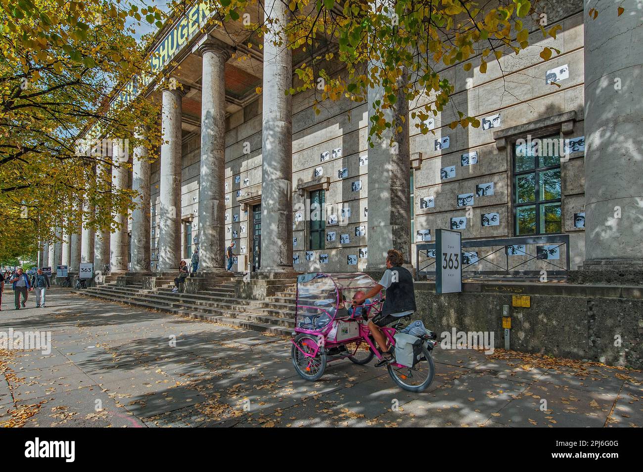 Facciata sud, Haus der Kunst con risciò ciclabile, Monaco, Baviera, Germania Foto Stock