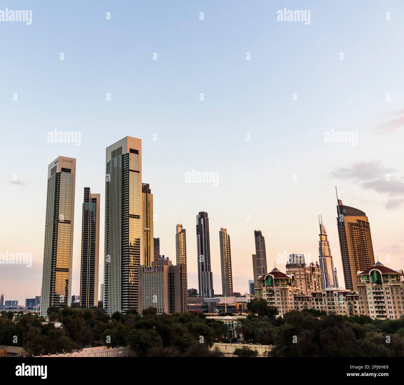 Dubai, Emirati Arabi Uniti - 01.21.2023 - immagine di un edificio del centro Foto Stock Dubai, Emirati Arabi Uniti - 01.21.2023 - immagine di un edificio del centro Foto Stock