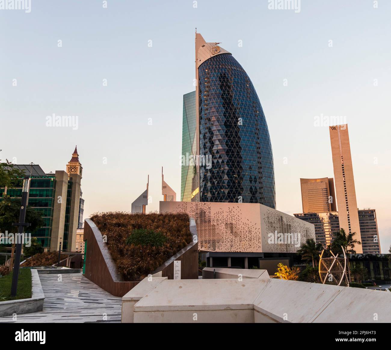 Dubai, Emirati Arabi Uniti - 01.21.2023 - immagine di un edificio del centro Foto Stock Dubai, Emirati Arabi Uniti - 01.21.2023 - immagine di un edificio del centro Foto Stock