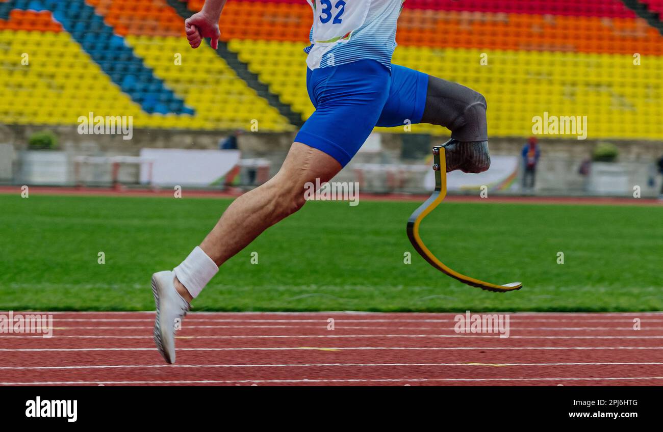 atleta runner sprinter su pista da corsa protesica stadio, atleta disabile gara para atletica, giochi sportivi estivi Foto Stock
