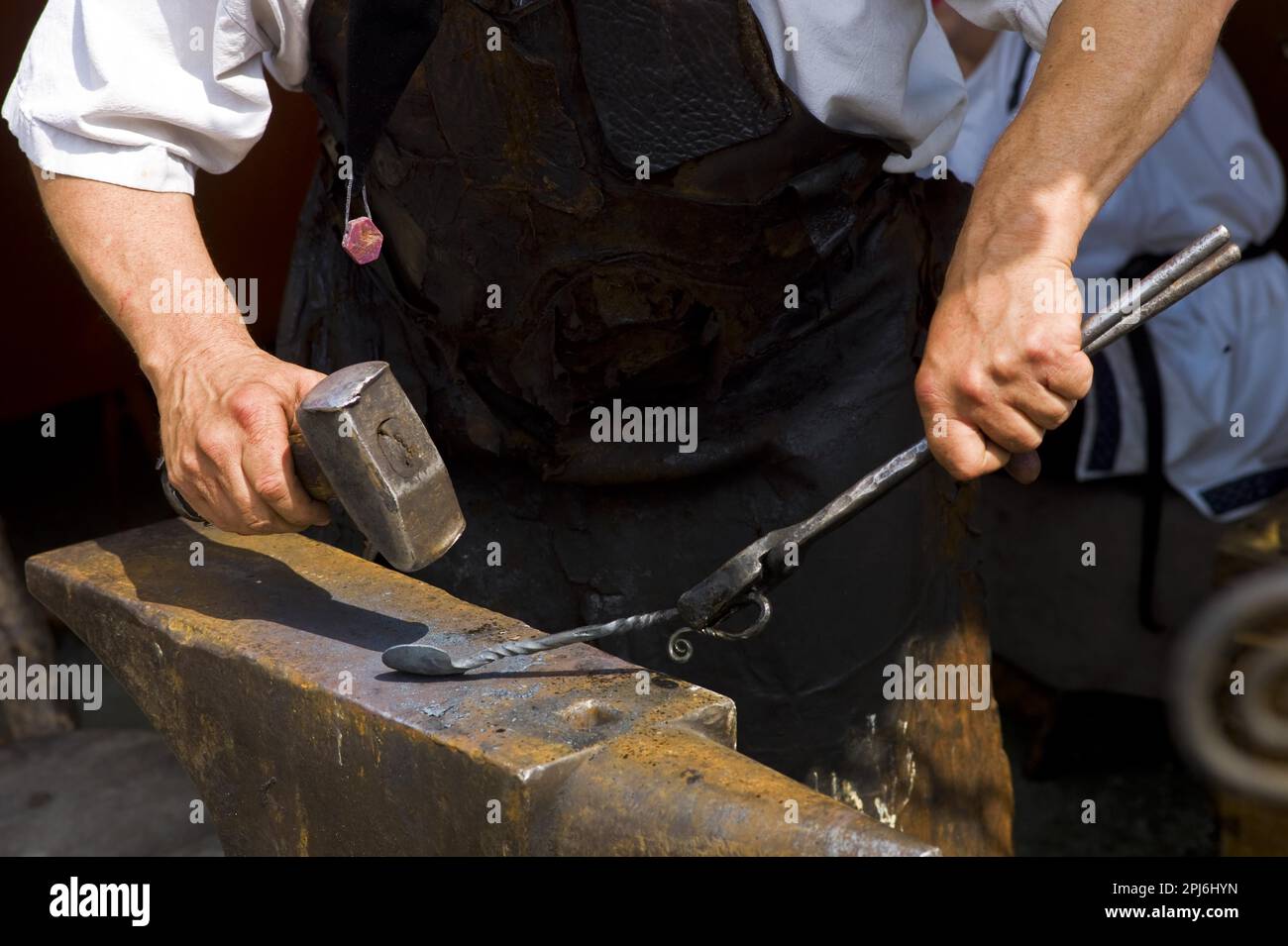 Fabbro al lavoro Foto Stock