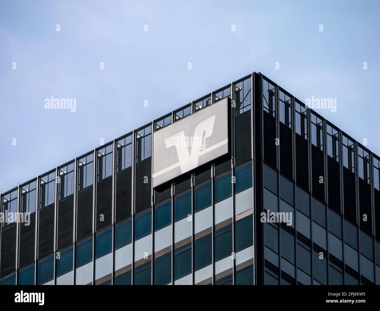 Cartello con il logo Volksbank sull'esterno dell'edificio nel quartiere finanziario. Una delle grandi società cooperative bancarie in Germania. Foto Stock