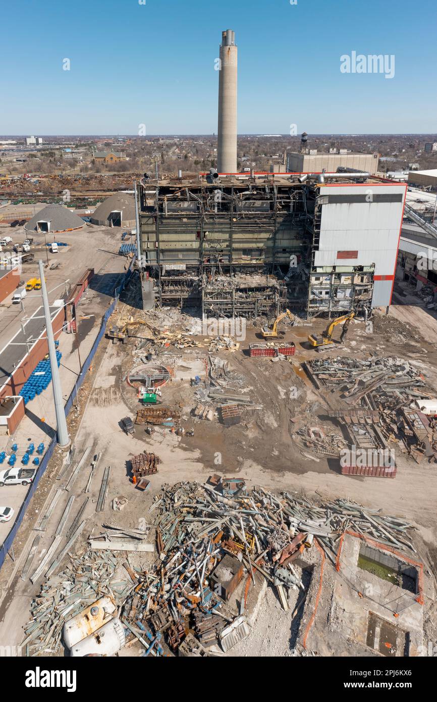 Detroit, Michigan - demolizione dell'inceneritore di energia rinnovabile Detroit, costruito nel 1989 per generare elettricità bruciando rifiuti. Vicini Foto Stock