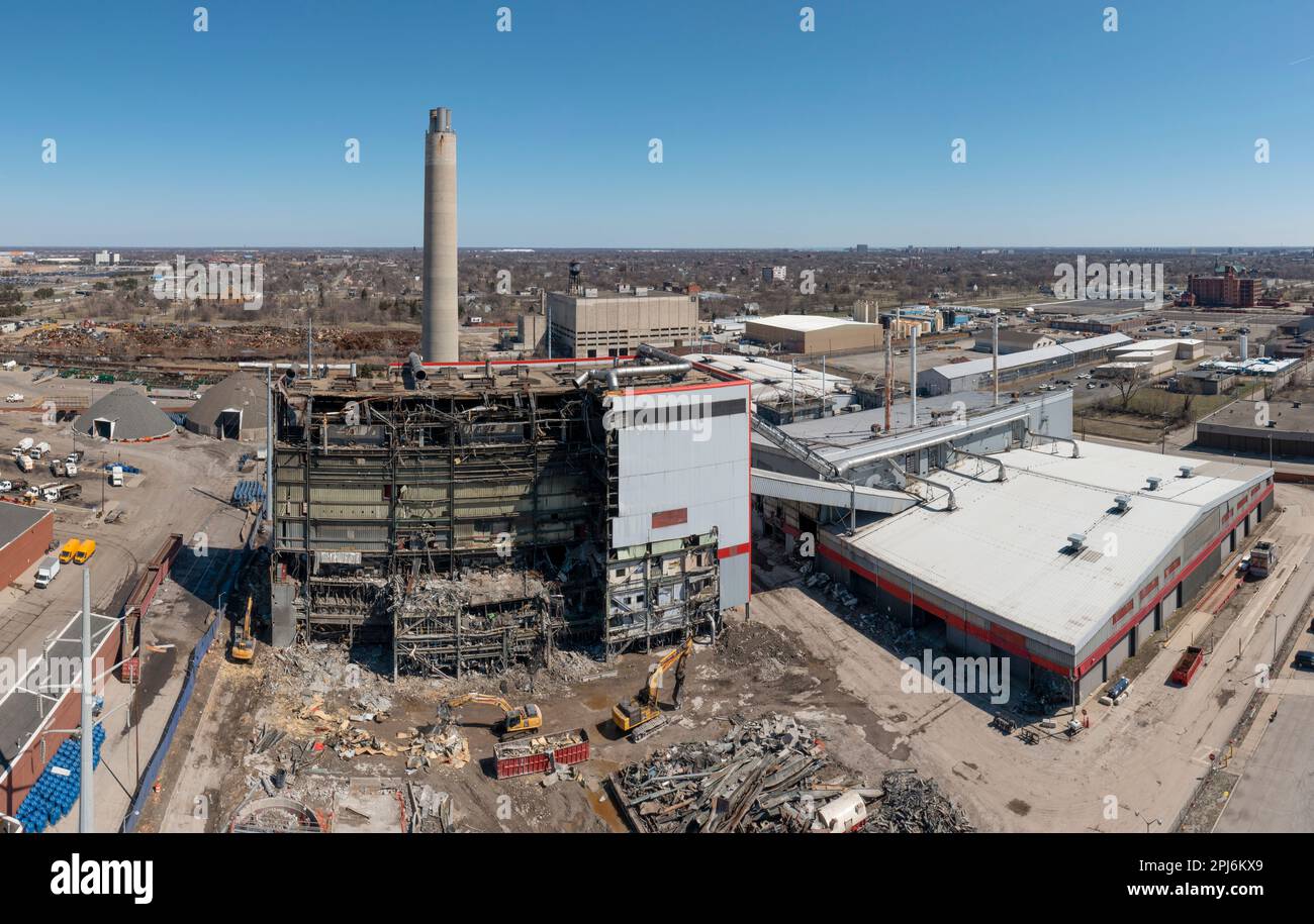 Detroit, Michigan - demolizione dell'inceneritore di energia rinnovabile Detroit, costruito nel 1989 per generare elettricità bruciando rifiuti. Vicini Foto Stock