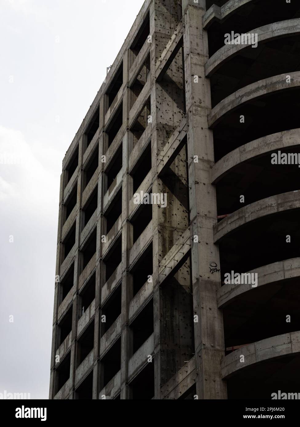 La rovina di un edificio grezzo di un complesso di uffici. Simbolo oscuro di una recessione nell'economia. Fallimento nel settore delle costruzioni o un investitore insolvente. Foto Stock