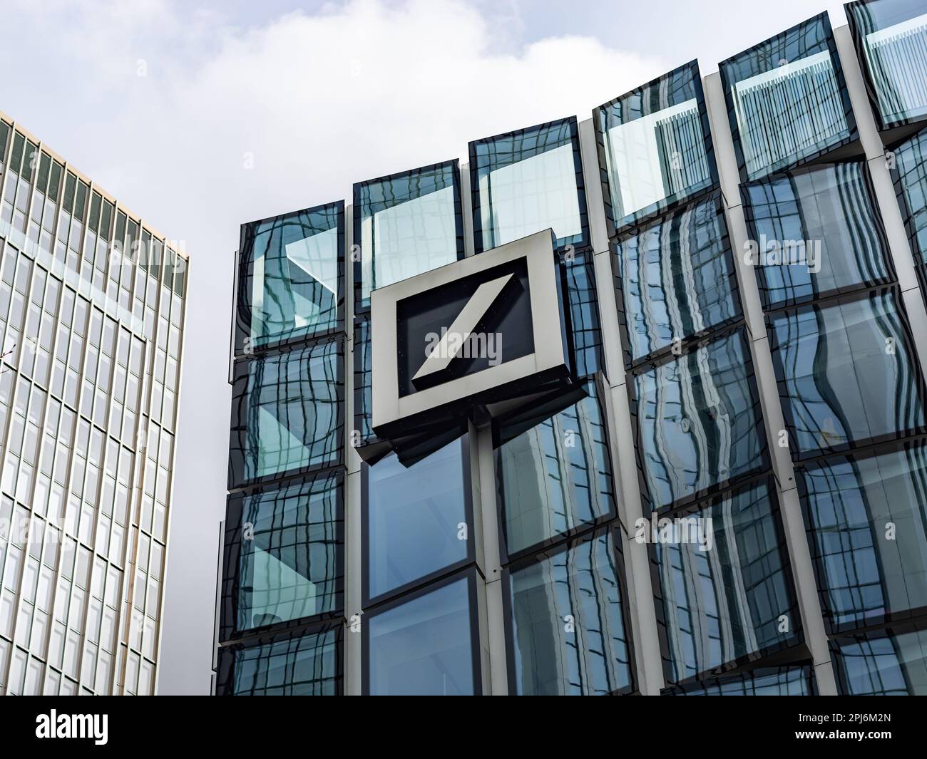 Cartello con il logo Deutsche Bank sulla facciata di un edificio di uffici. Esterno della banca d'investimento tedesca nel distretto finanziario. Grande datore di lavoro nel settore. Foto Stock