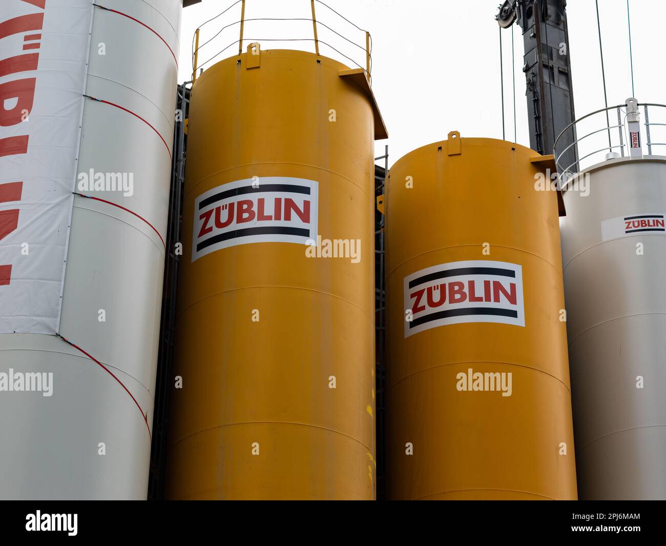 Logo Züblin della società tedesca di costruzioni e ingegneria civile. Segno della ditta su apparecchiatura su un luogo. Contenitore di materiale arancione. Foto Stock